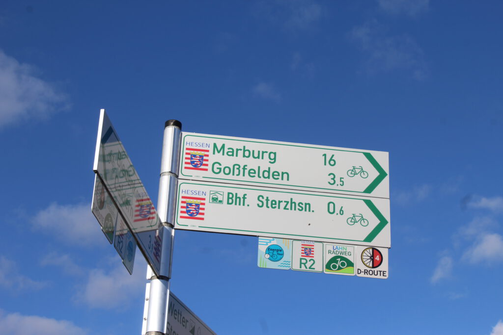 Straßenschild für Fahrradfahrende: Entfernungen nach Marburg, Goßfelden und Sterzhausen